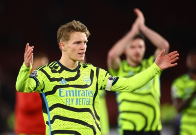 Arsenal hit Sheffield United for six to keep pace with Premier League leaders