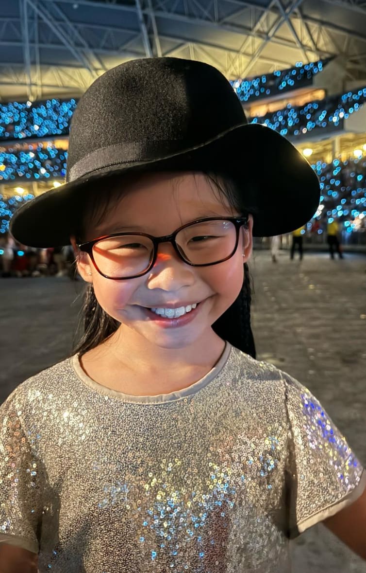 Here’s How MGS Girl Kylie Teo, 8, Got Picked To Receive Taylor Swift’s ‘22 Hat’ On Night 3 Of Her Singapore Concert