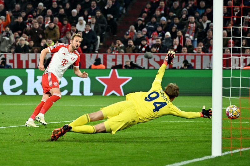 Soccer-Kane double sends Bayern past Lazio 3-0 and into Champions League last eight