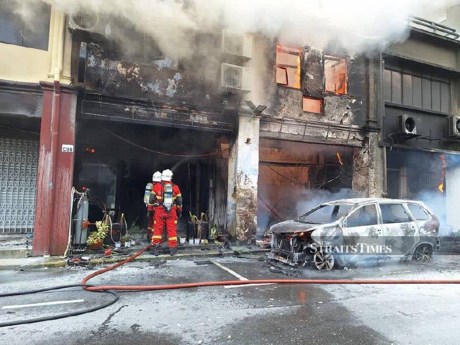 Five prewar shophouses in Kuching engulfed by fire