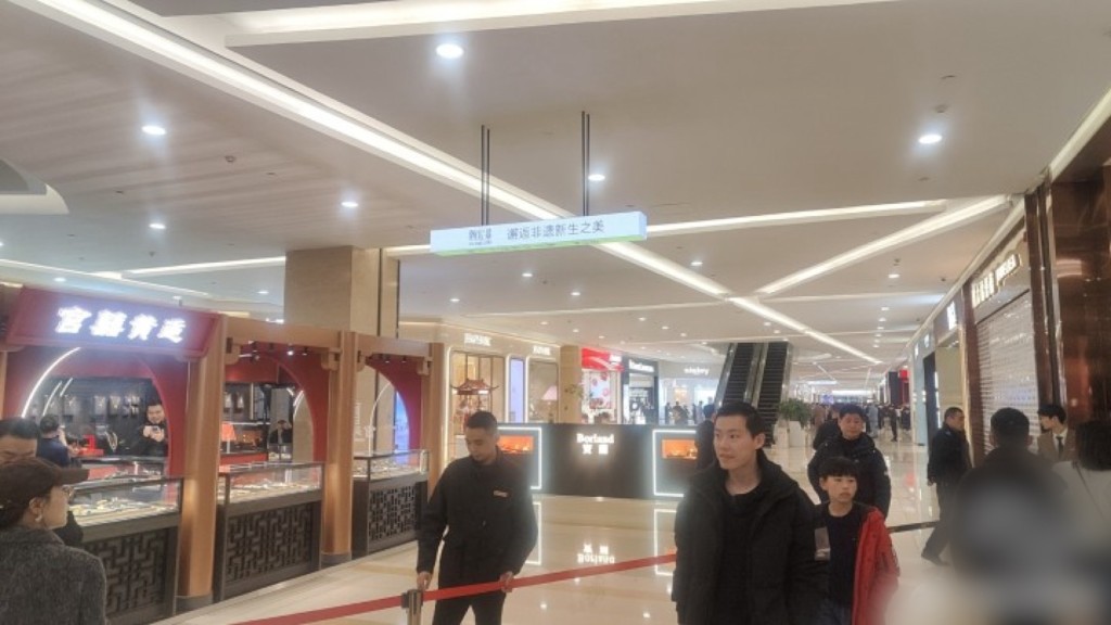 金价上升｜男子砸杭州金店玻璃柜直接抢 大叫「我有外交豁免权」