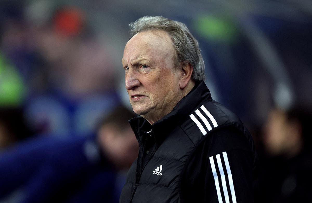 Manager Warnock leaves Aberdeen after a month in charge