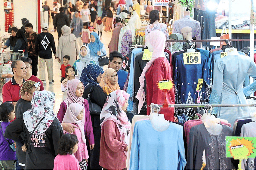 Johor traders selling Hari Raya attire at knockdown prices