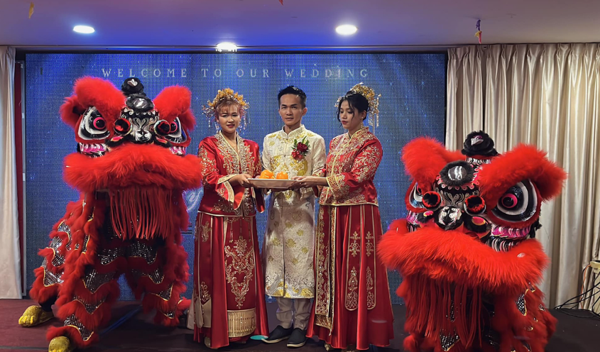 M’SIAN MAN MARRIES TWO WOMEN AT THE SAME TIME, NETIZENS ENVY