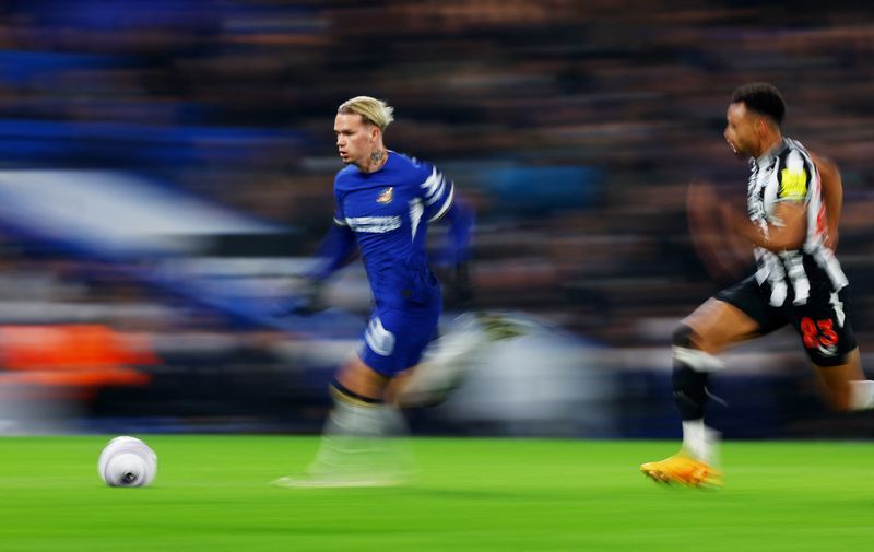Soccer-Chelsea beat Newcastle 3-2 as Palmer stars again