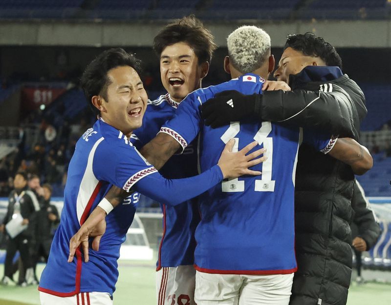 Soccer-Lopes volley takes 10-man Marinos into Asian Champions League semis