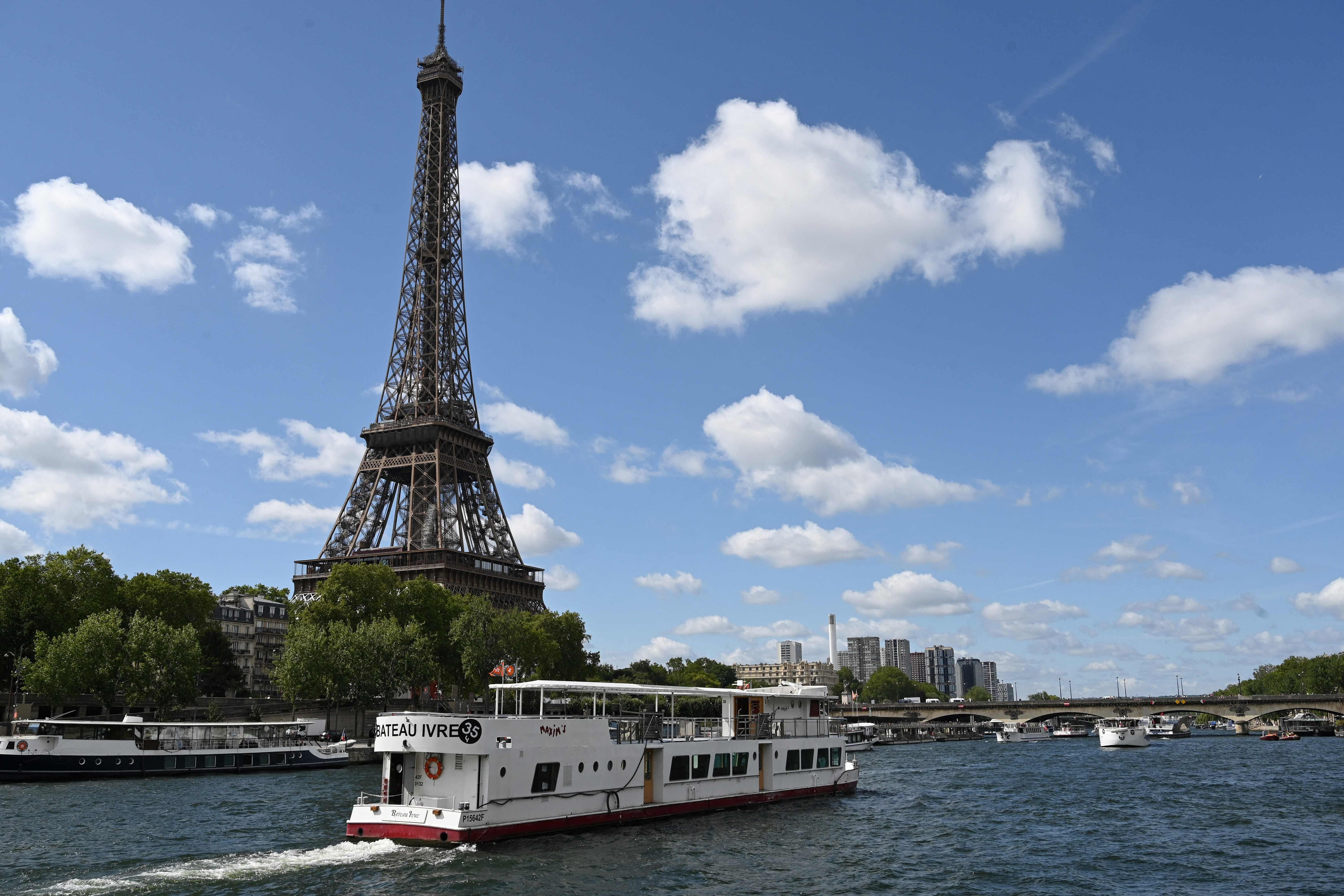 'Trust science', Paris mayor tells fans of air conditioning