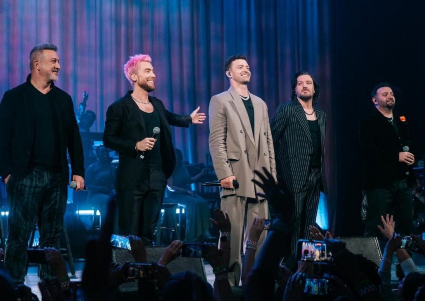 Justin Timberlake reunites with *NSync for 1st performance in over a decade