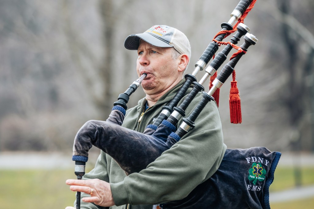 FDNY paramedic attracts Central Park fans with his outdoor bagpiping