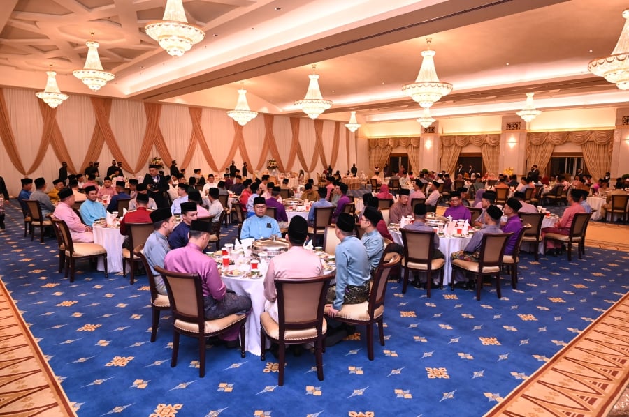 Sultan Sallehuddin hosts iftar for Kedah state administrators