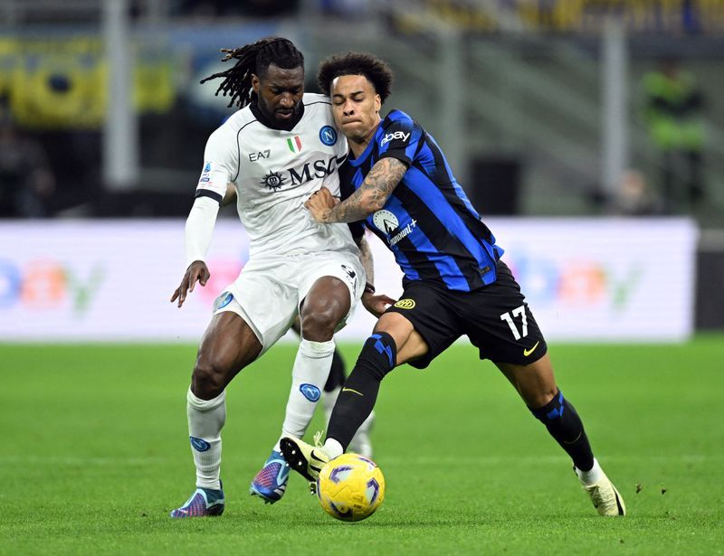 Soccer-Inter's winning streak halted in 1-1 draw with Napoli