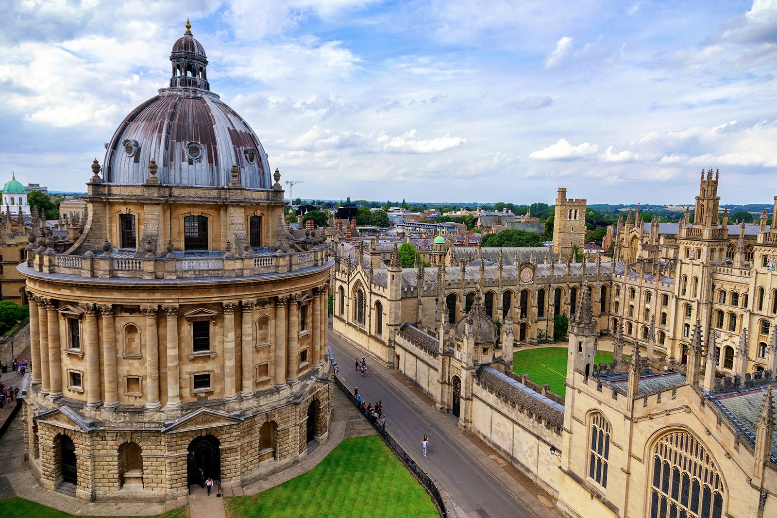 Rising Trend: More Singaporean Students Heading to Oxbridge - What's the Drive?