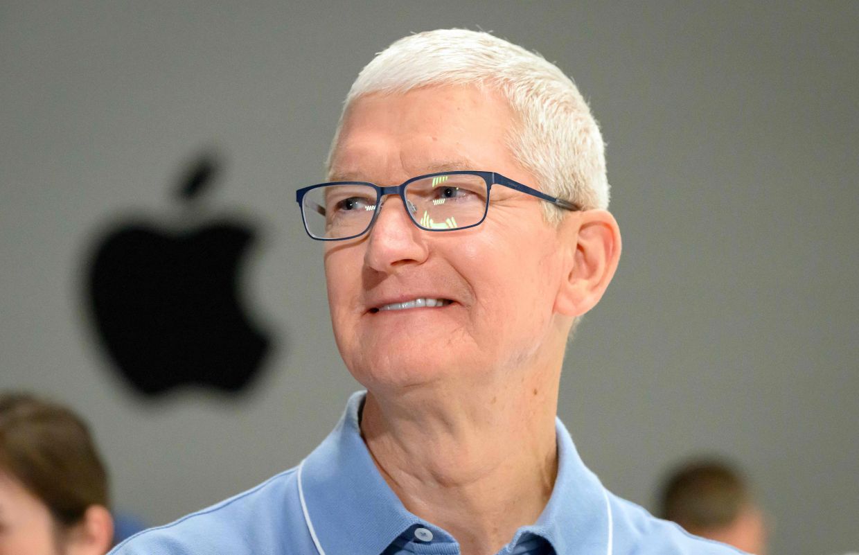Tim Cook shows up in Shanghai ahead of new Apple Store opening