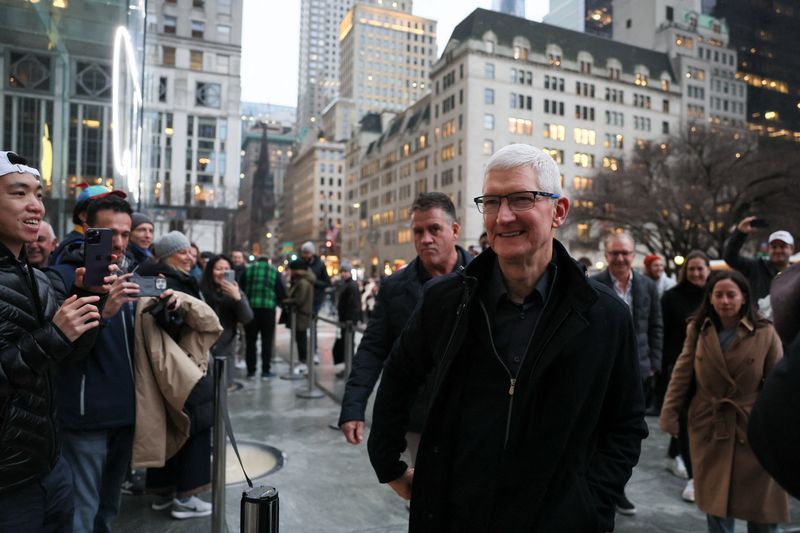 Apple boss Tim Cook visiting Shanghai