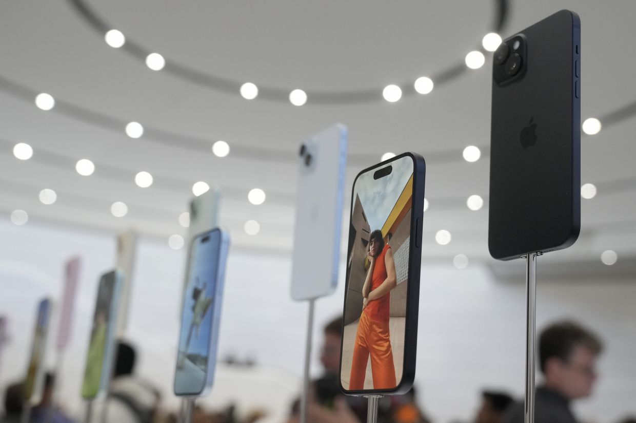 US Justice Department sues Apple, alleging it illegally monopolised the smartphone market