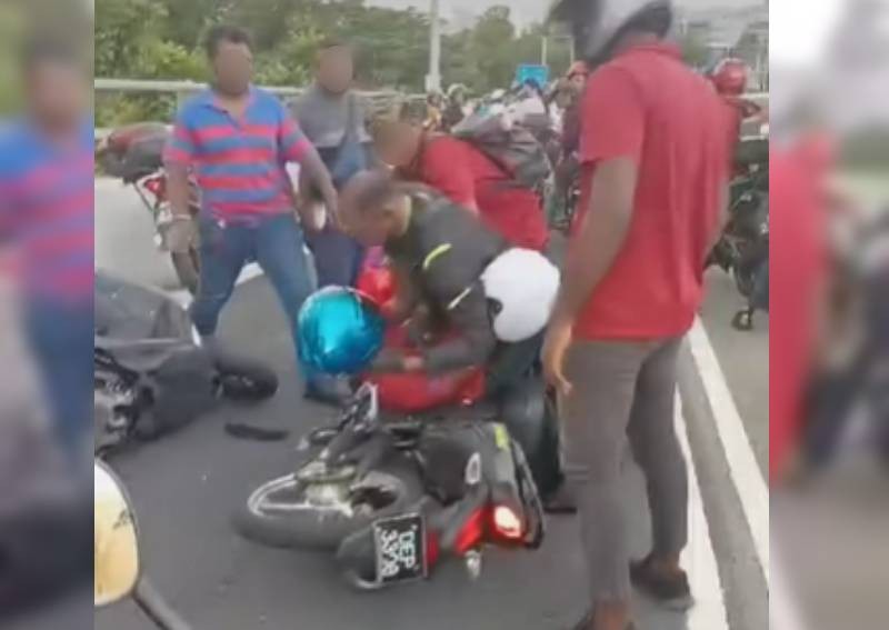 Fight from Woodlands to JB: 2 men seen brawling on Causeway, continue altercation at JB petrol kiosk