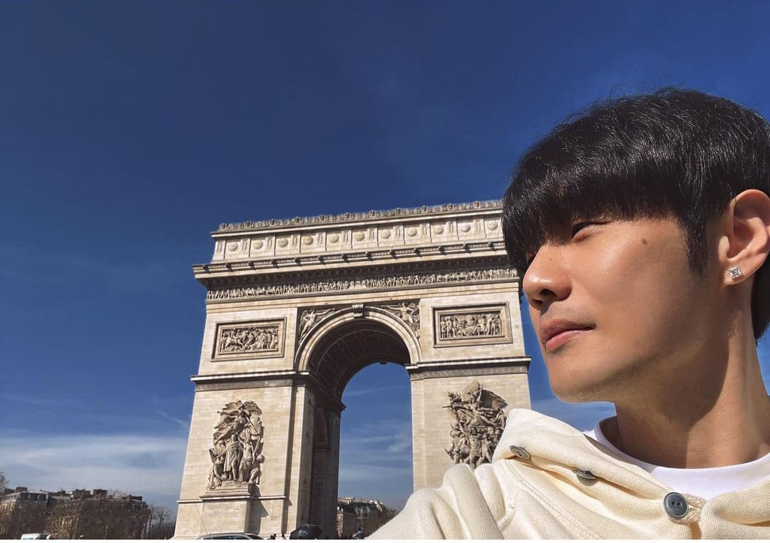 Li Ronghao Stopped By Tourist Who Only Wanted The Singer To Take A Photo For Him