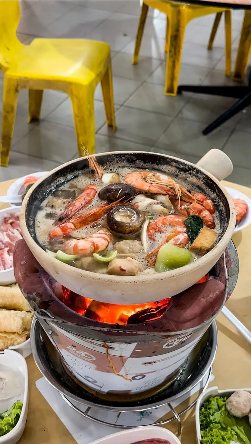 This Woodlands eatery has Singapore’s first charcoal claypot prawns with free-flow sauces, unlimited soup refills & “moonlight” Hokkien mee