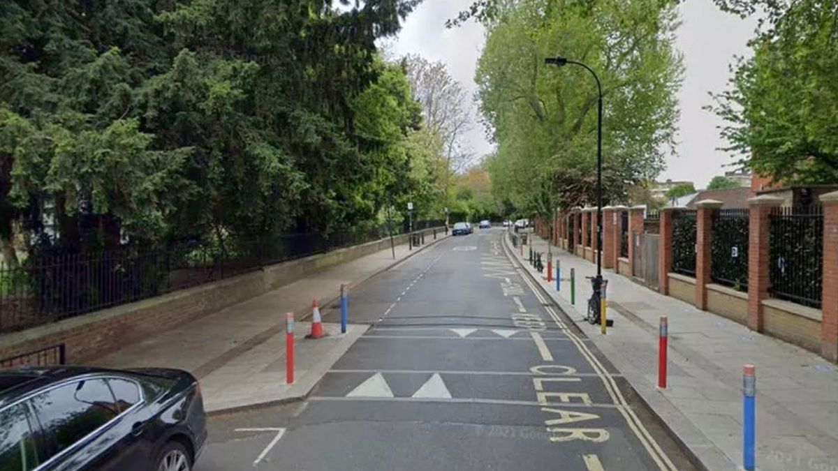 Fulham stabbing: Knifeman on the run after man rushed to hospital with 'life-threatening injuries'