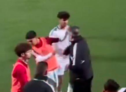 Algeria's Under-20 coach slaps his own players on the pitch