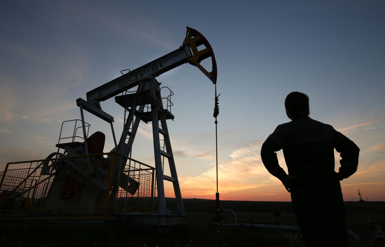 Oil prices advance as investors reassess US inventories data