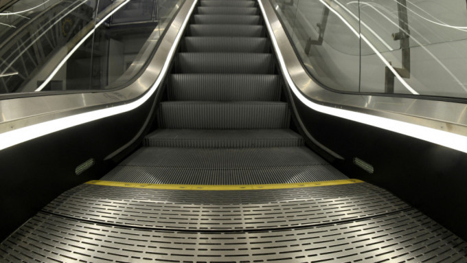 死神来了︱日本7旬翁放工搭JR 外套遭扶手电梯捲入后身亡