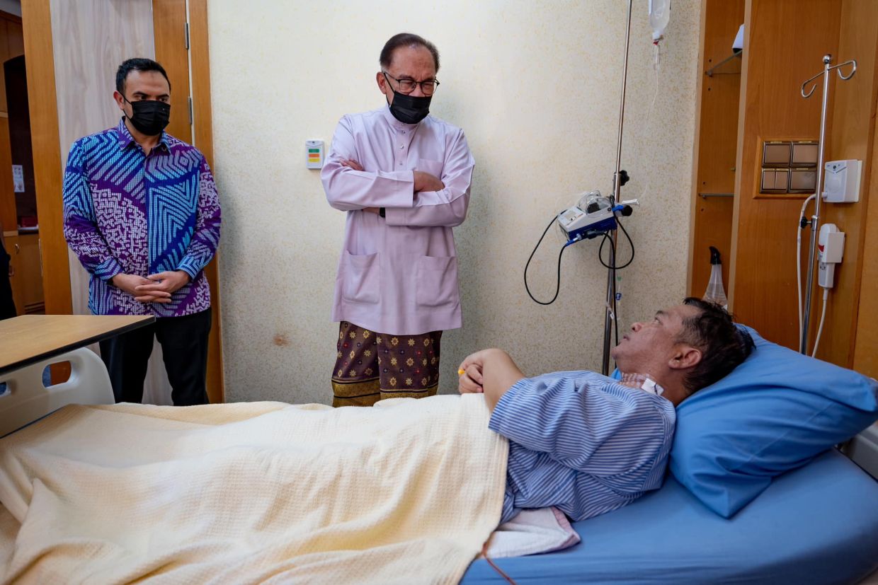 Anwar visits Mohd Na’im in Putrajaya Hospital