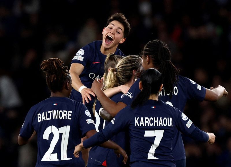 Soccer-PSG, Barcelona ease into women's Champions League semis