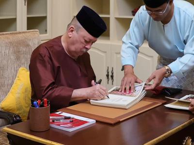 King to respond to Raya greeting cards