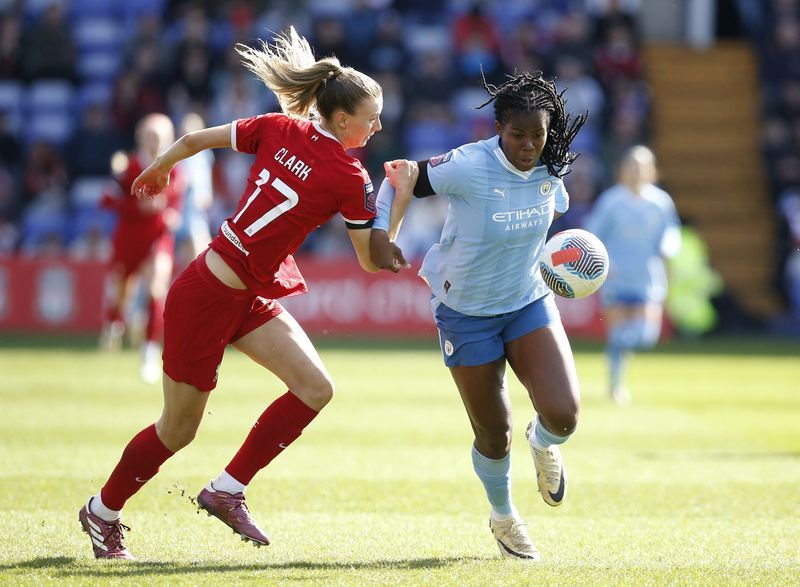 Soccer-Man City hammer Liverpool 4-1 to go top of WSL