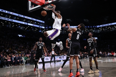 LeBron scores 40, hits 9-of-10 3-pointers as Lakers rip Nets