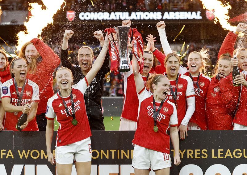 Soccer-Arsenal beat Chelsea to win Women's League Cup after Maanum health scare