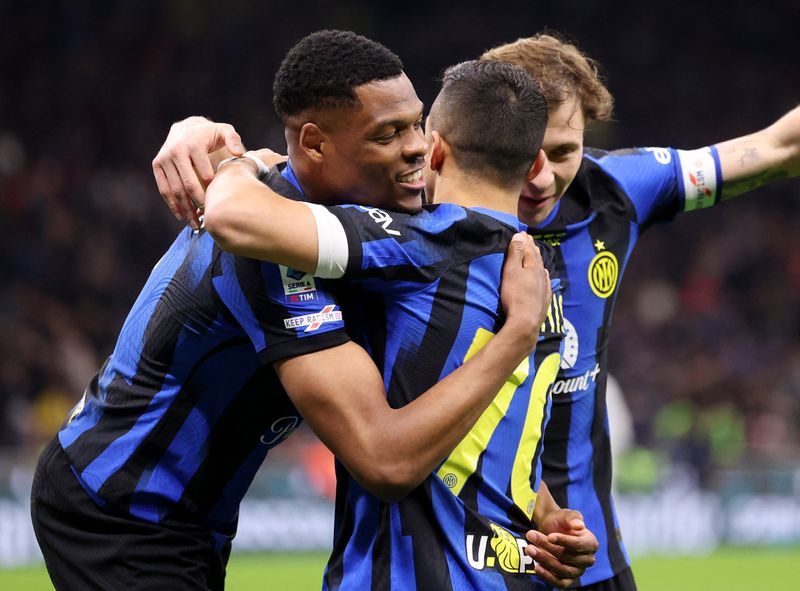 Soccer-Inter close in on title with 2-0 win over Empoli