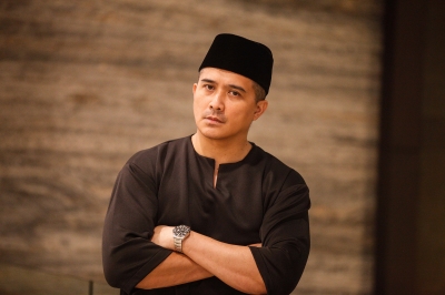 Actor Aaron Aziz files report against social media accounts using his AI-generated voice to promote t-shirts
