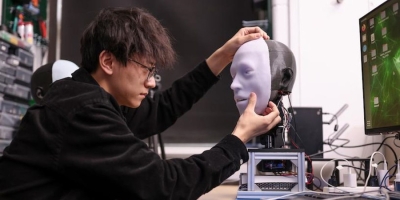 This robot detects and replicates human facial expressions (VIDEO)