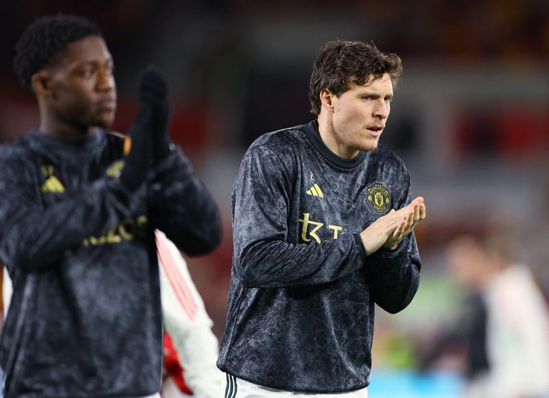 Soccer-Man United's Lindelof and Martinez out for a month with injuries