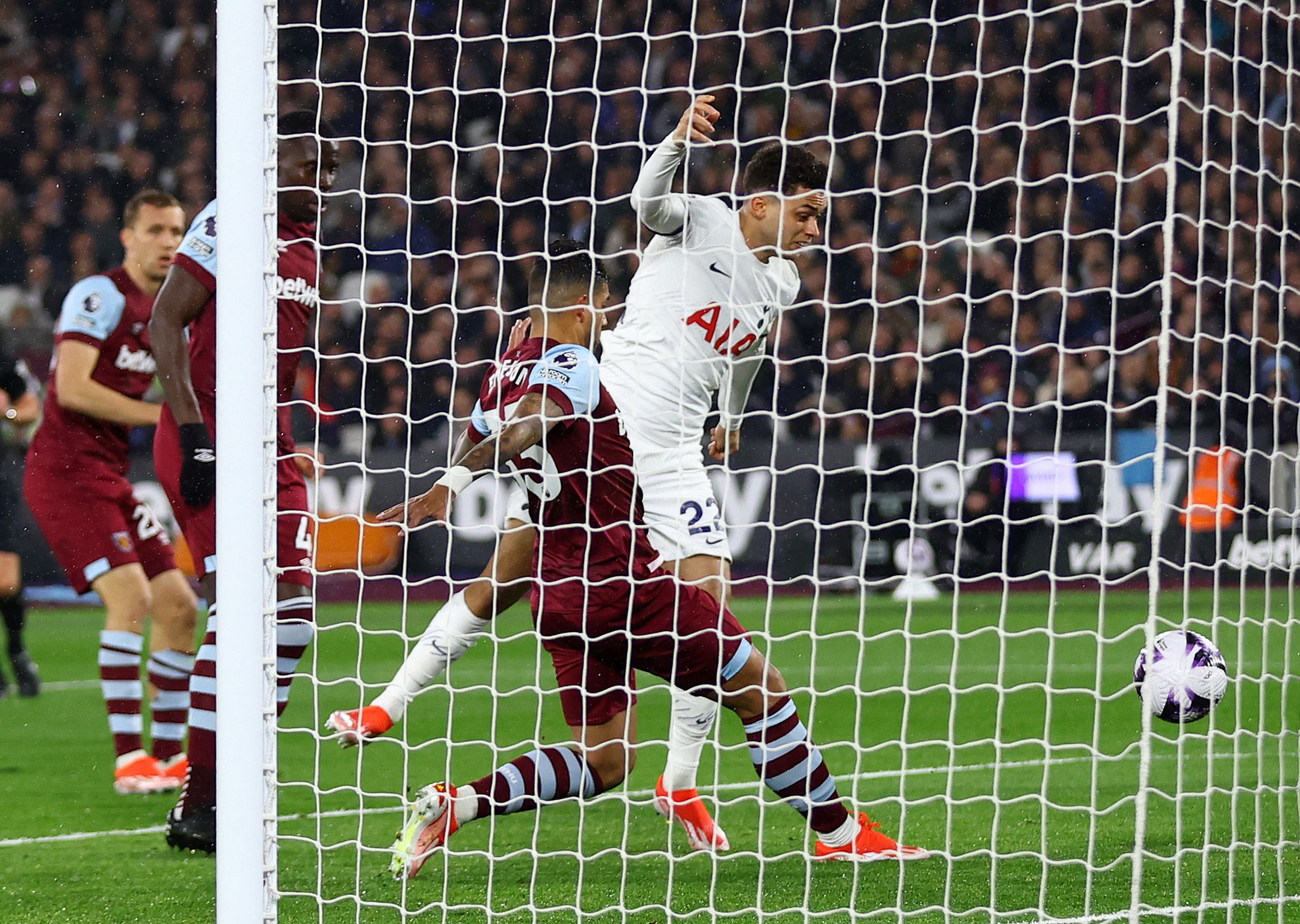 Spurs' top four hopes dented in 1-1 draw at West Ham