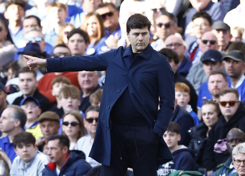Soccer-Pochettino tells Chelsea squad to get outside their comfort zone