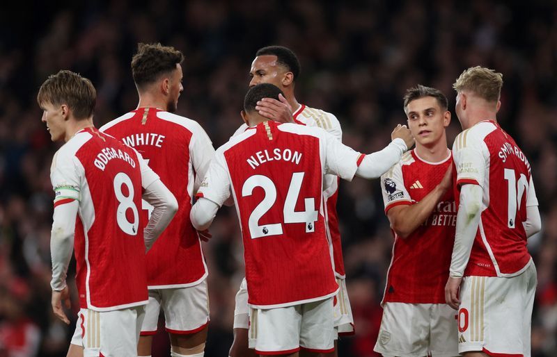Soccer-Arsenal reclaim top spot with comfortable win over Luton