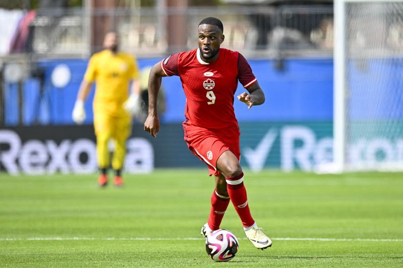 Soccer-Canadian Larin aims to emulate Eto'o and fire Mallorca to Copa glory