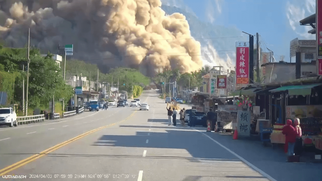 台湾花莲地震｜目击者拍下山崩瞬间 休旅车「破尘杀出」画面彷如电影
