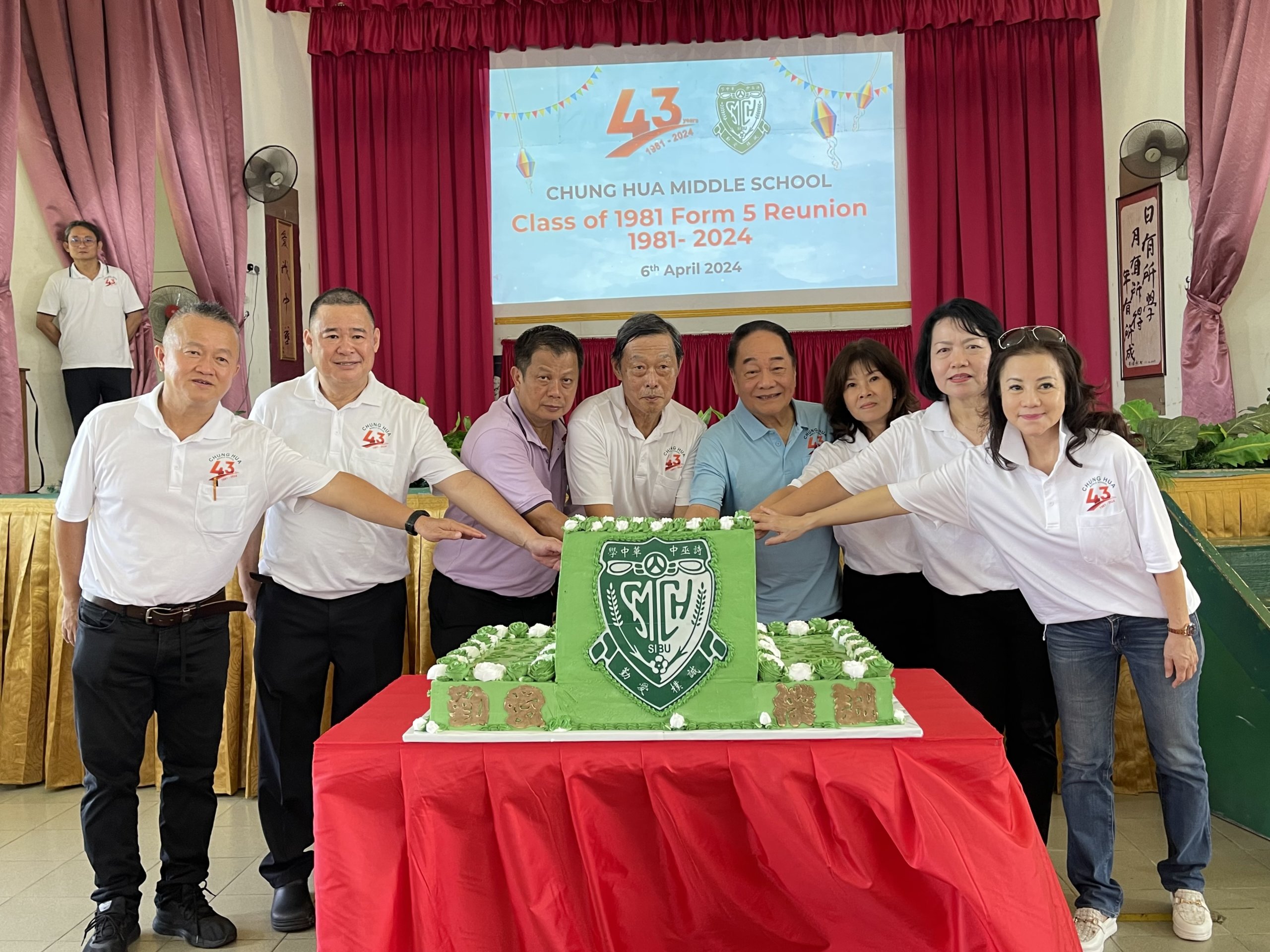 Sibu Chung Hua Middle School’s Class of 1981 makes former principal Wong Soon Koh proud