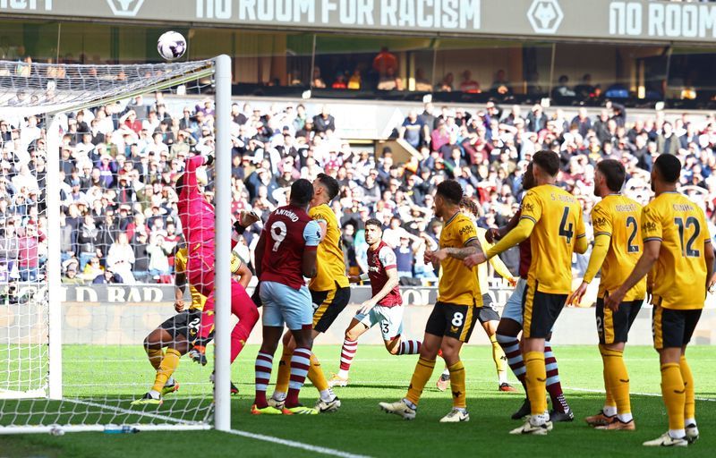 Soccer-West Ham beat Wolves with Ward-Prowse special