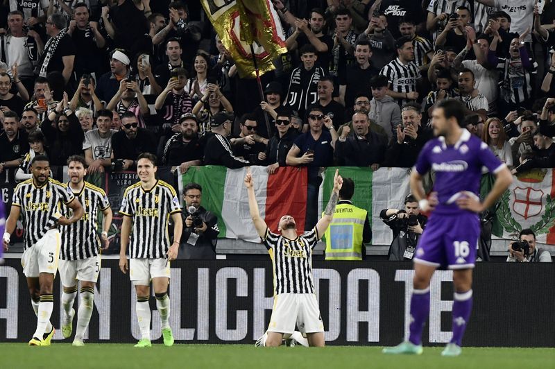Soccer-Juventus back on form with 1-0 win over Fiorentina