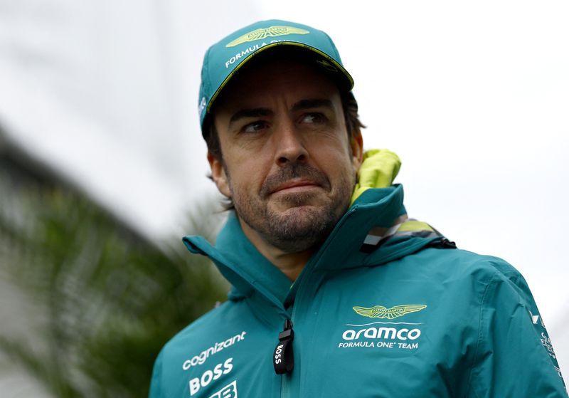 Motor racing-Alonso extends Aston Martin contract