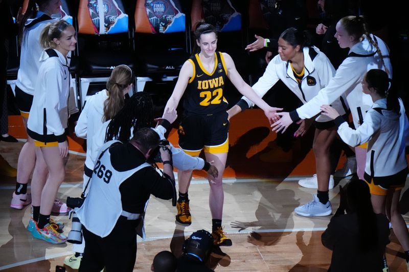 Basketball-'Unlike anyone we've seen': WNBA seizes Clark spotlight