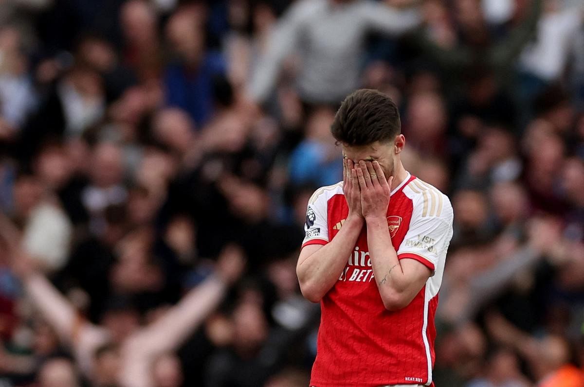 Arsenal's title hopes hit with 2-0 loss to Villa as Man City get boost