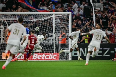 Lyon come back to win against Brest in 16th minute of injury time