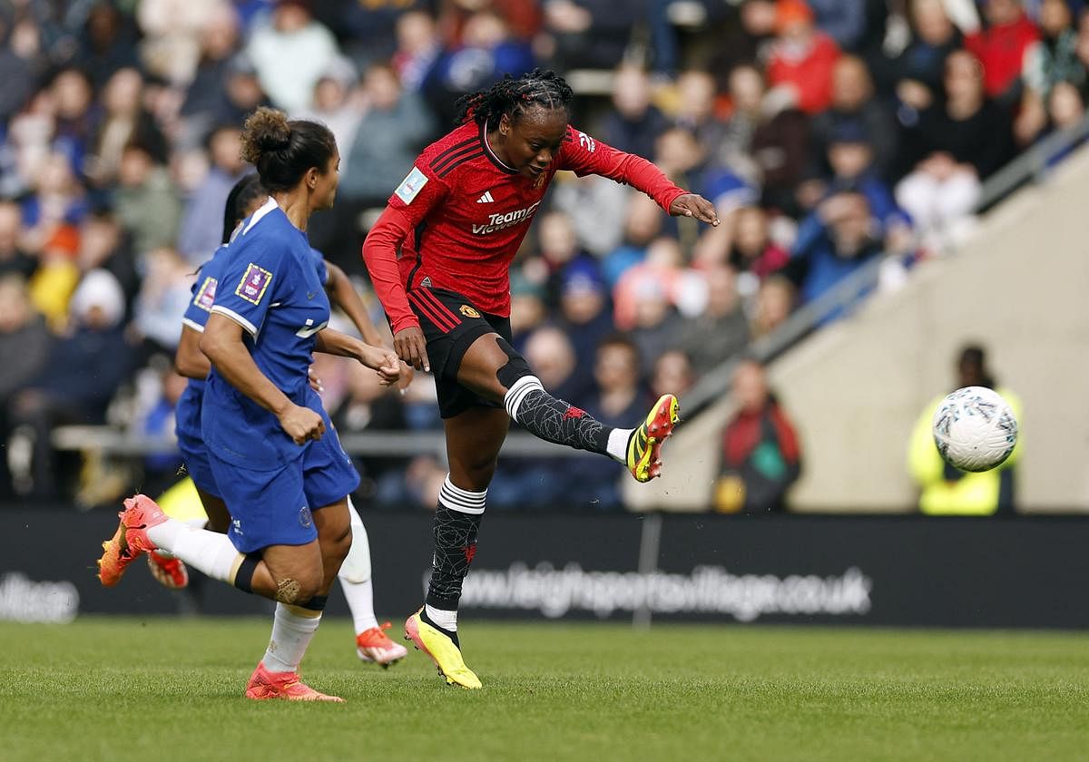 Manchester United down Chelsea, Spurs beat Leicester in women's FA Cup semis