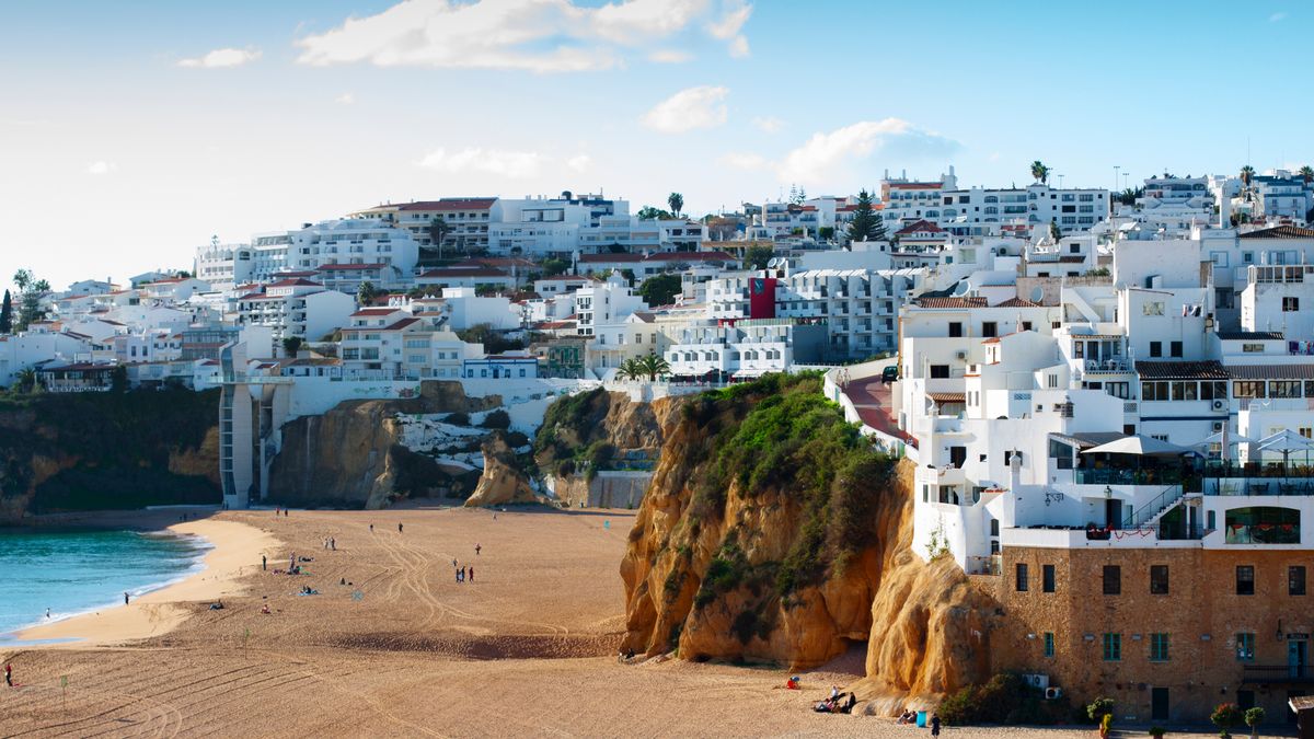 Brit tourist found dead in Algarve holiday apartment and his friend is 'missing'
